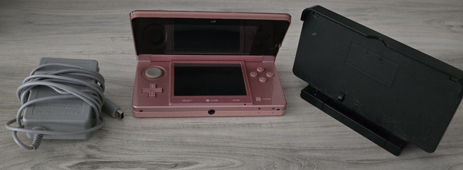 NINTENDO 3DS AND GAME LOT