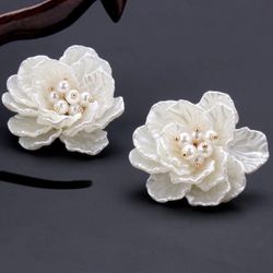 Elegant Floral Pearl Earrings  Vintage Style, Cream White, Bridal Jewelry new