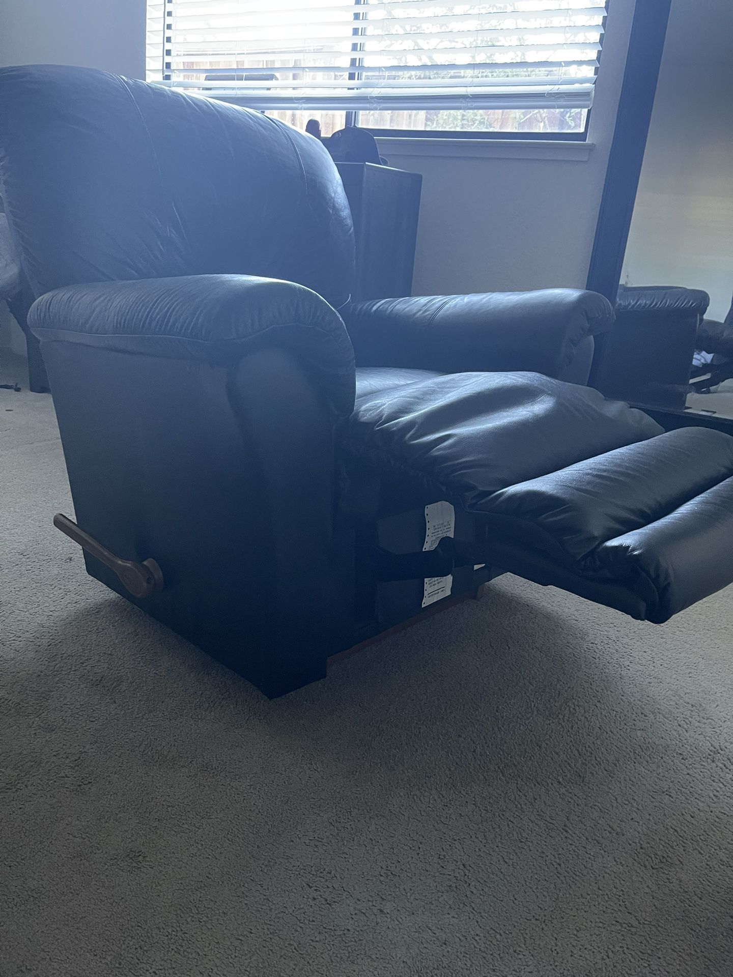 LA - Z Boy - Black Leather Recliner - Barely Used - Not Rips/holes