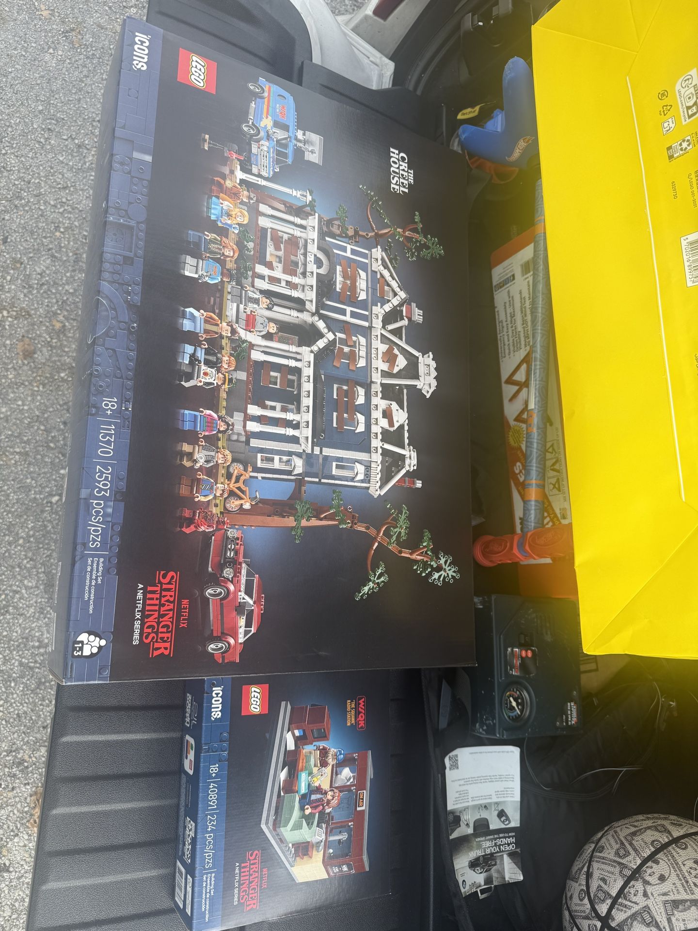 Stranger Things Brand New Set With Bonus Radio Station Set