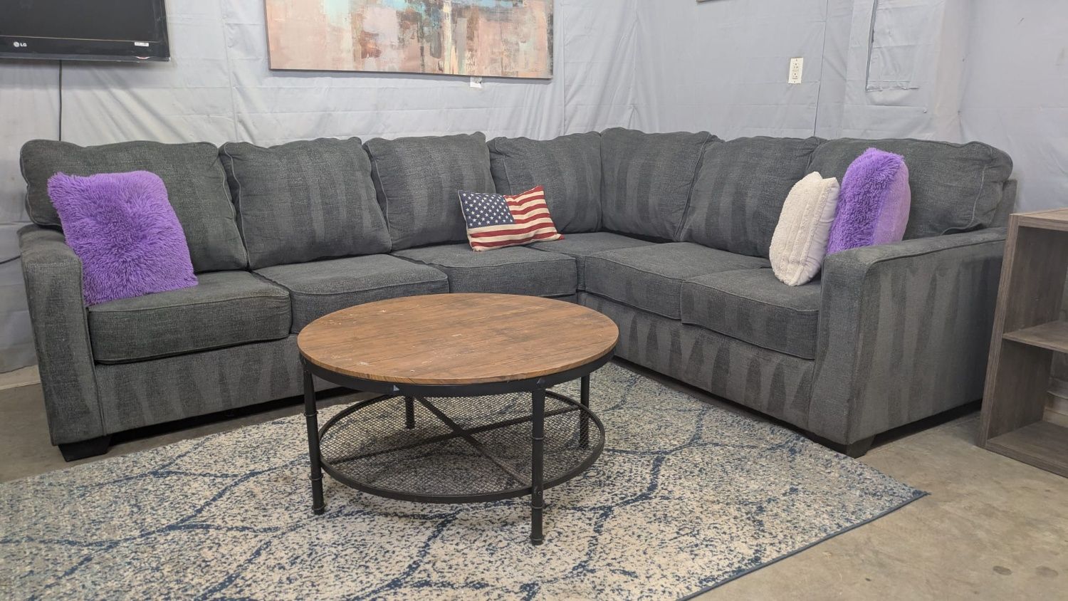 🛋️💥 Ashley Charcoal Sectional 💥 Free Delivery And Financing Available!