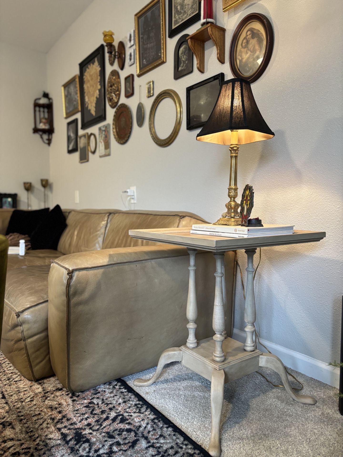 Vintage French Country Pedestal Cabriole End Side Table •FREE DELIVERY•