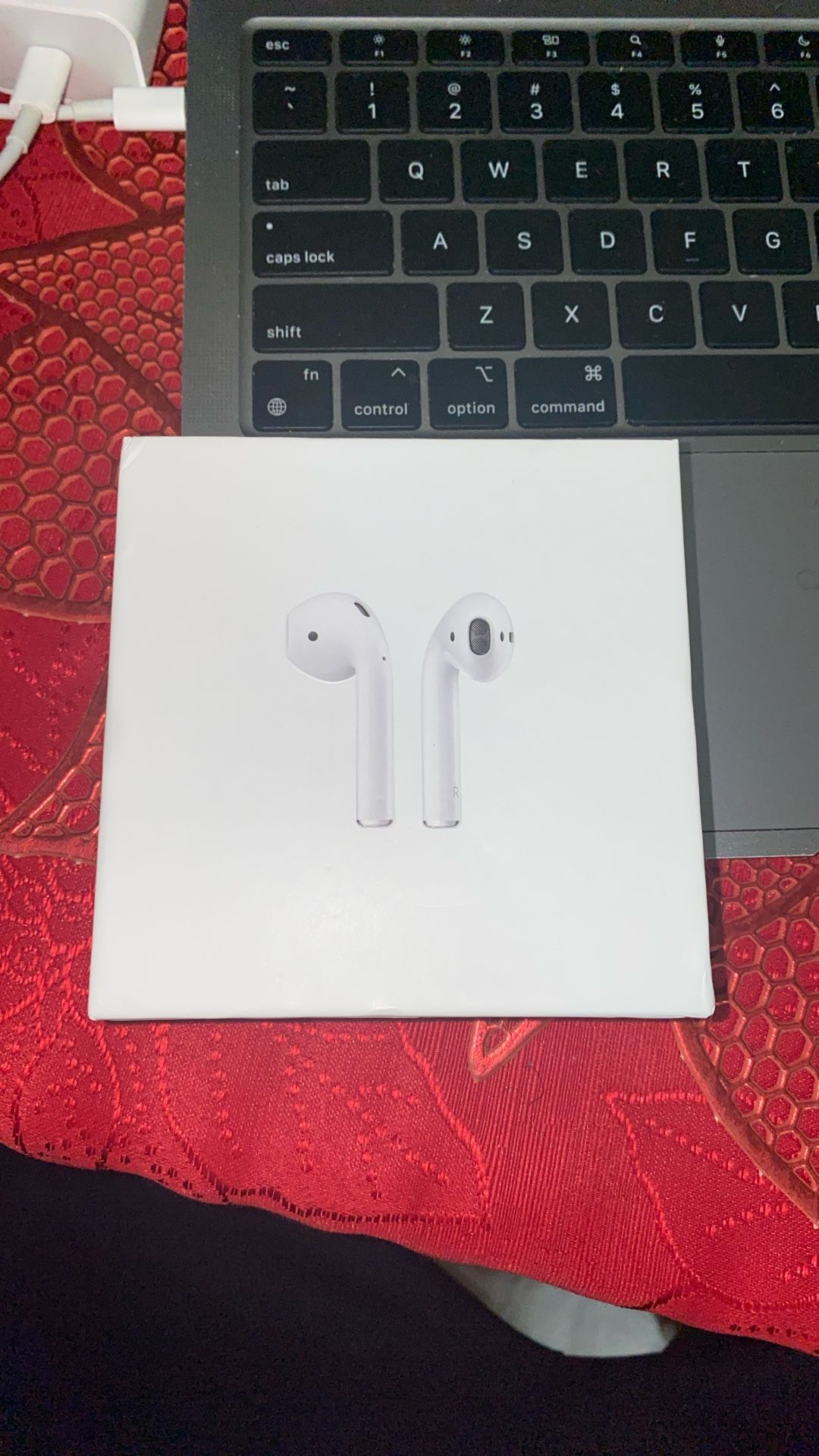 Apple airpods 2nd generation, white with charger
