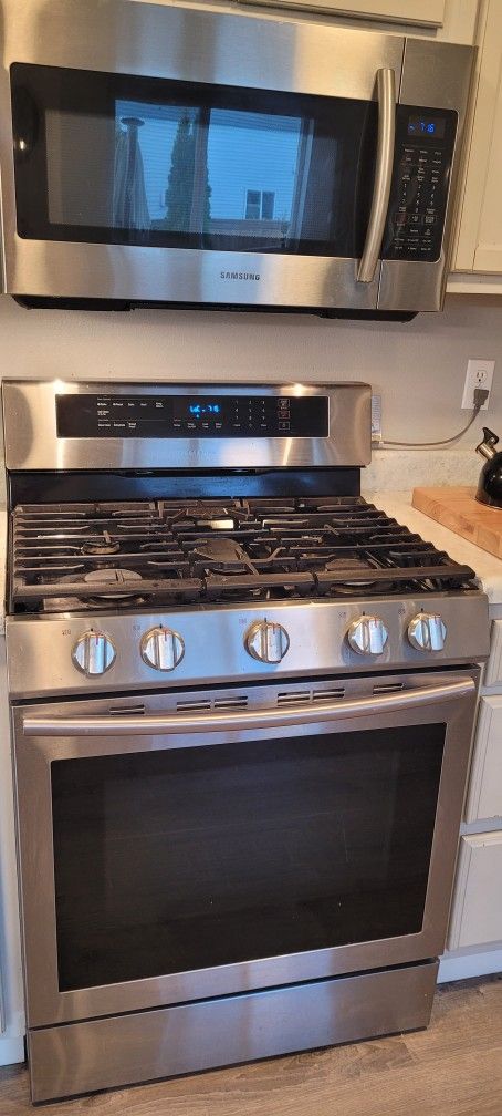 Samsung Microwave And Gas Range / Oven 