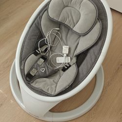 Munchkin Baby Swing, Portable and Lightweight, Bluetooth Enabled Electric Infant Rocker