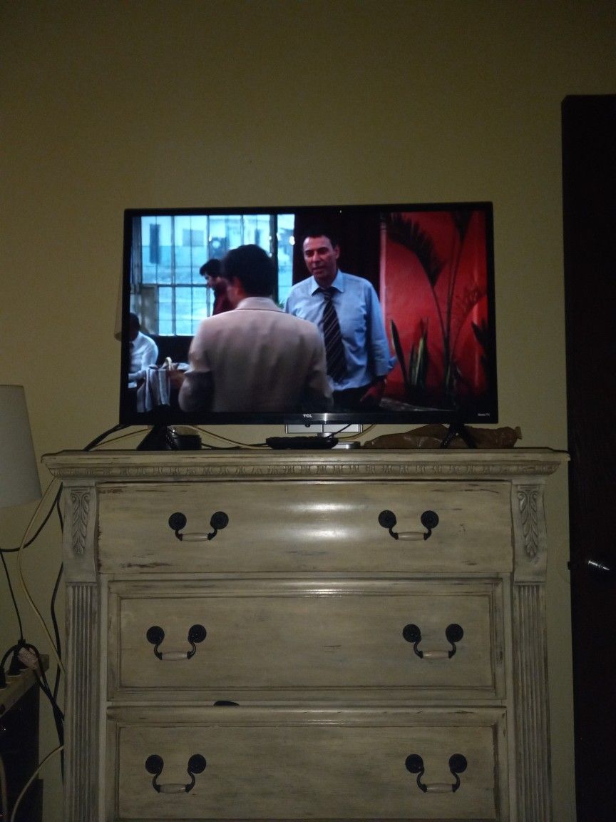 TCL Roku TV 32-in For Sale