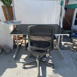 BEAUTIFUL DESK AND CHAIR LIKE NEW