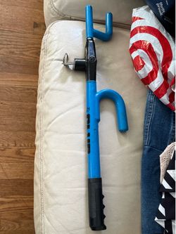 The club original steering wheel lock , blue with key