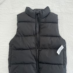 NEW! Kids Brand new with tags Old Navy black puffer vest in a size XS (5). This is a classic, essential piece for layering! It features a stand-up col