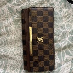 Louse Vuitton Wallet, Checkered Louis Vuitton Design