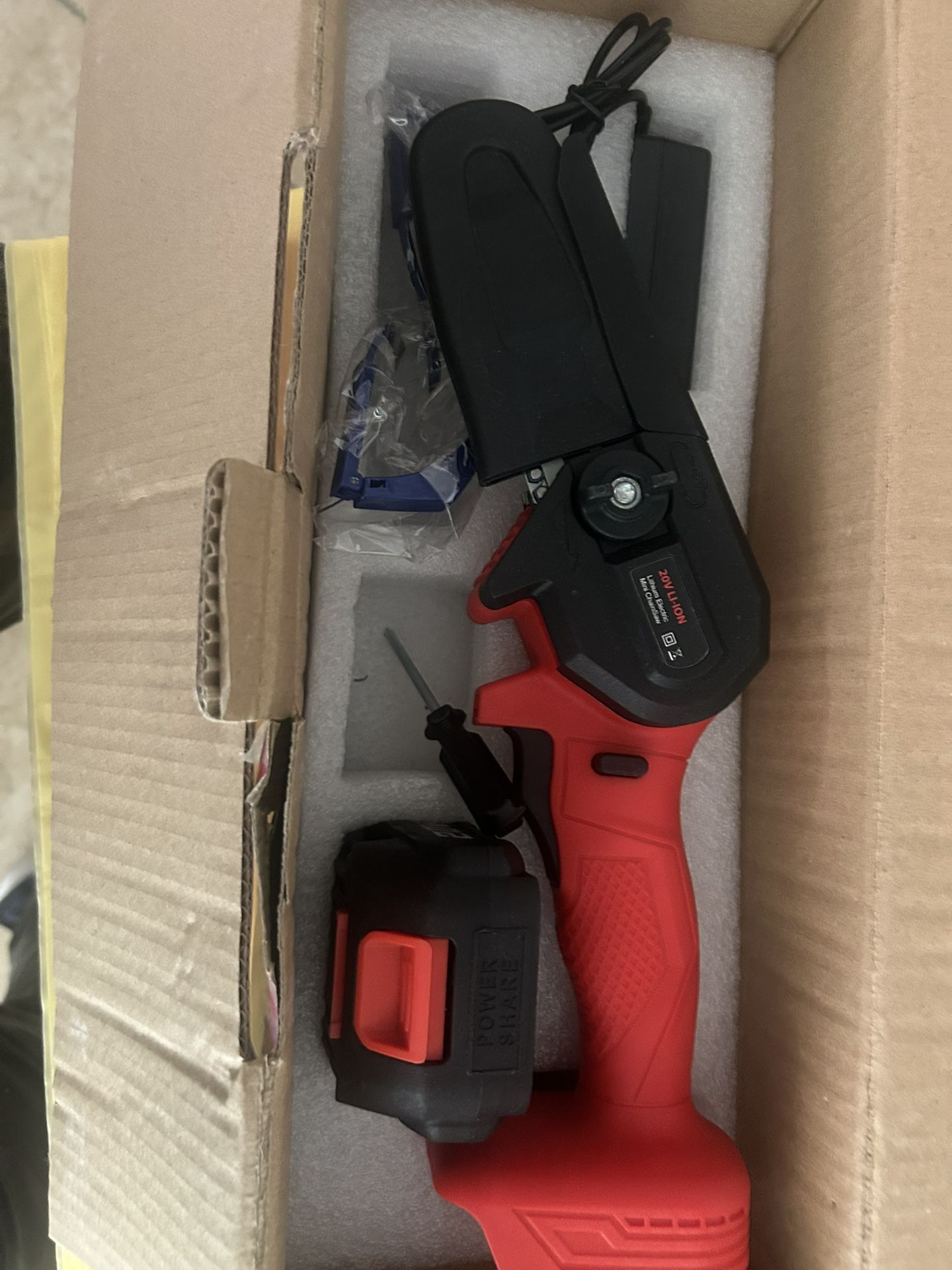 New 4 inch chainsaw it comes with one battery