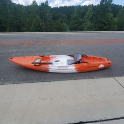 Flat bottom Kayak with built in wheel in bottom and paddle