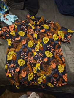 Jurassic park shirt size medium