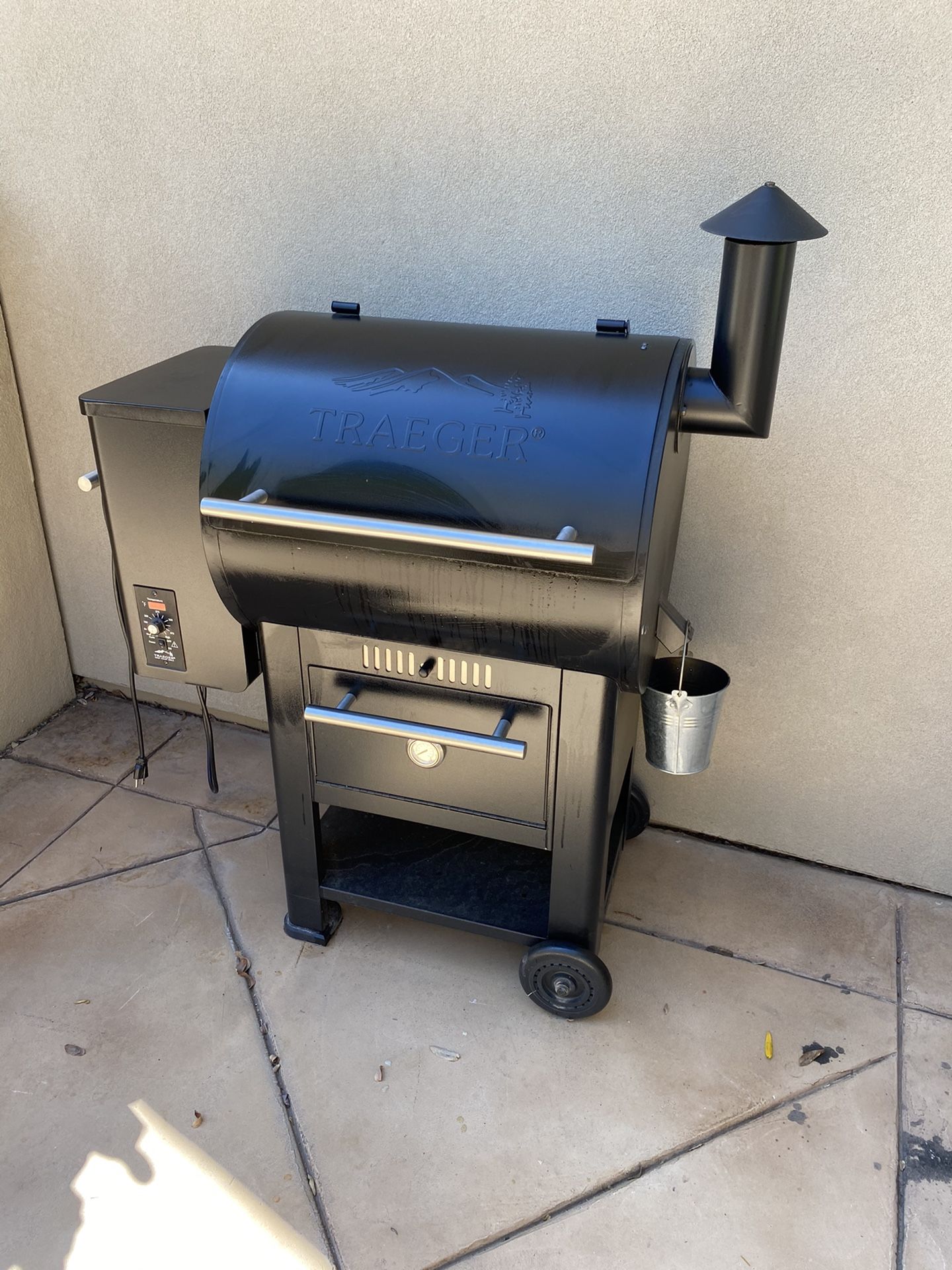 Traeger Smoker with warming drawer for Sale in Scottsdale, AZ OfferUp