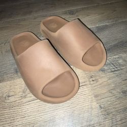 size 8- yeezy slide ochre 