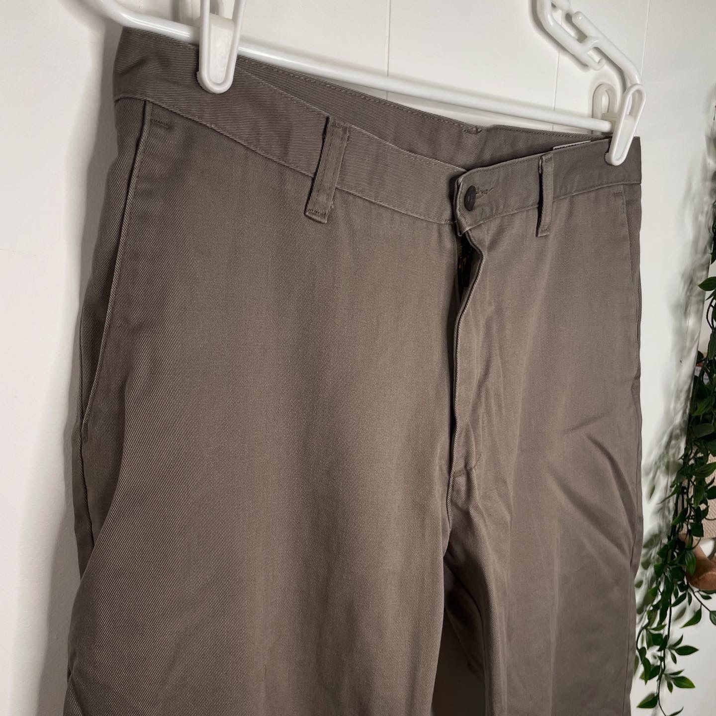 Lee Men’s Khaki Flat Front Pants 33x30 – Casual Cotton Blend