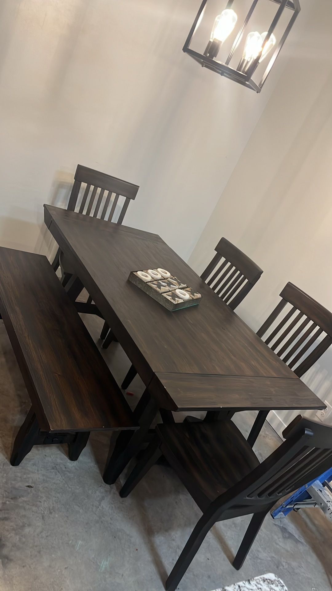 New Haven Dining Room Table Set 