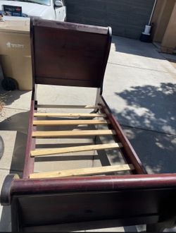 Twin Cherry Wood Sleigh Bed.
