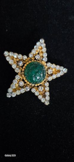 Vintage Freirich rhinestones brooch