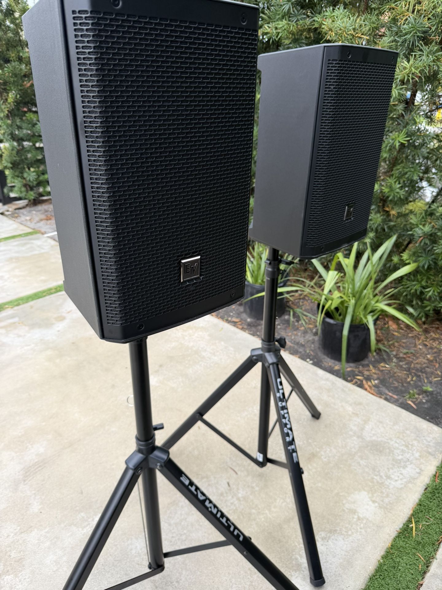 Electro Voice ZLX G2 8 Set of 2 (pair) Like New Powered + Bluetooth 