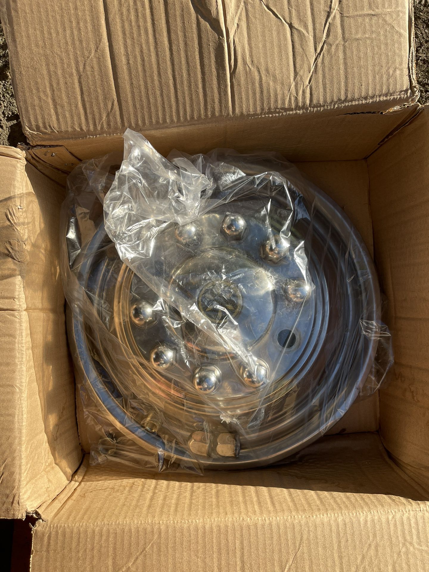 Ford Motorhome RV Front Tire Hubcap  - 16” 8-log Pattern 