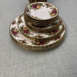16 Royal Albert Old Country Roses Dinner Plates w/ Gold Trim; England