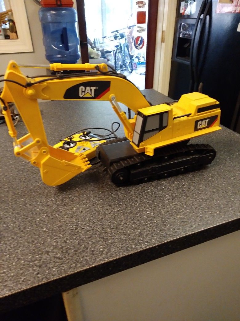 CAT. REMOTE CONTROL SHOVEL. 1 EXTRA RUBBER TRACK.  BATTERIES. NOT INCLUDED 25 DOLLARS