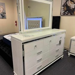 AP🎉 Valentino Bedroom Set-White4-Piece (Bed Dresser Mirror and Nightstand )// Fast Delivery - Financing 