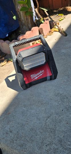 Milwaukee M18 Flood Light