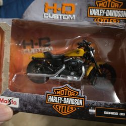 1 18th Scale 2014 Harley Davidson Sportster 883