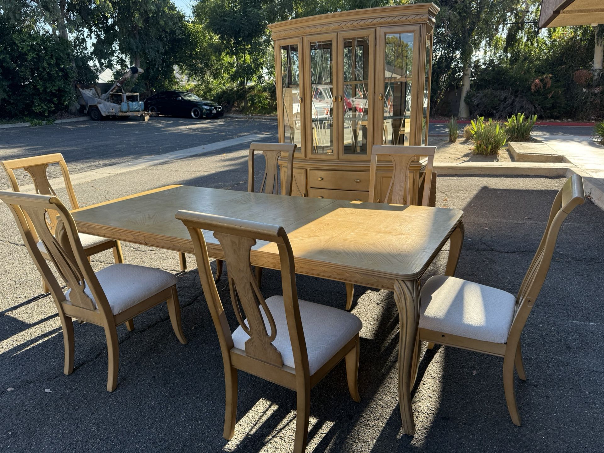 China Cabinet With A Table To Match Six Chairs