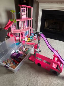 Barbie house & camper with accessories