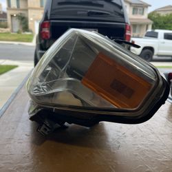 Toyota Tundra Headlight 