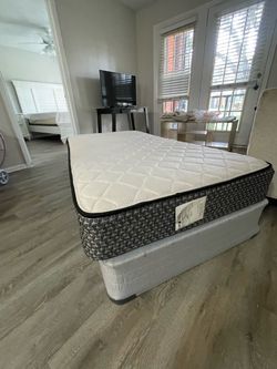 Mattress and Box Spring (Twin) great condition!