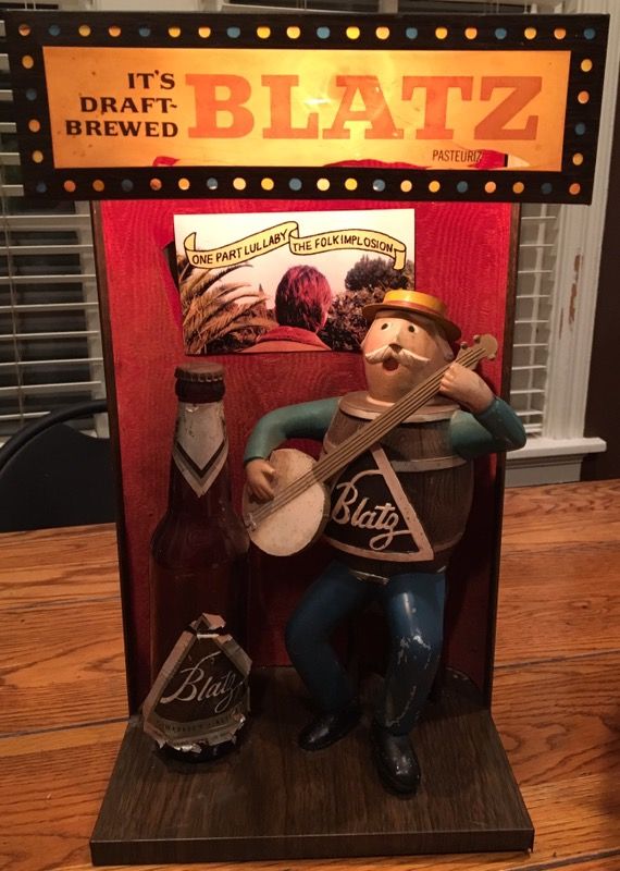 VINTAGE ORIGINAL BLATZ BEER SIGN. BANJO MAN BARREL GUY WITH MUSICIAN LIGHTED