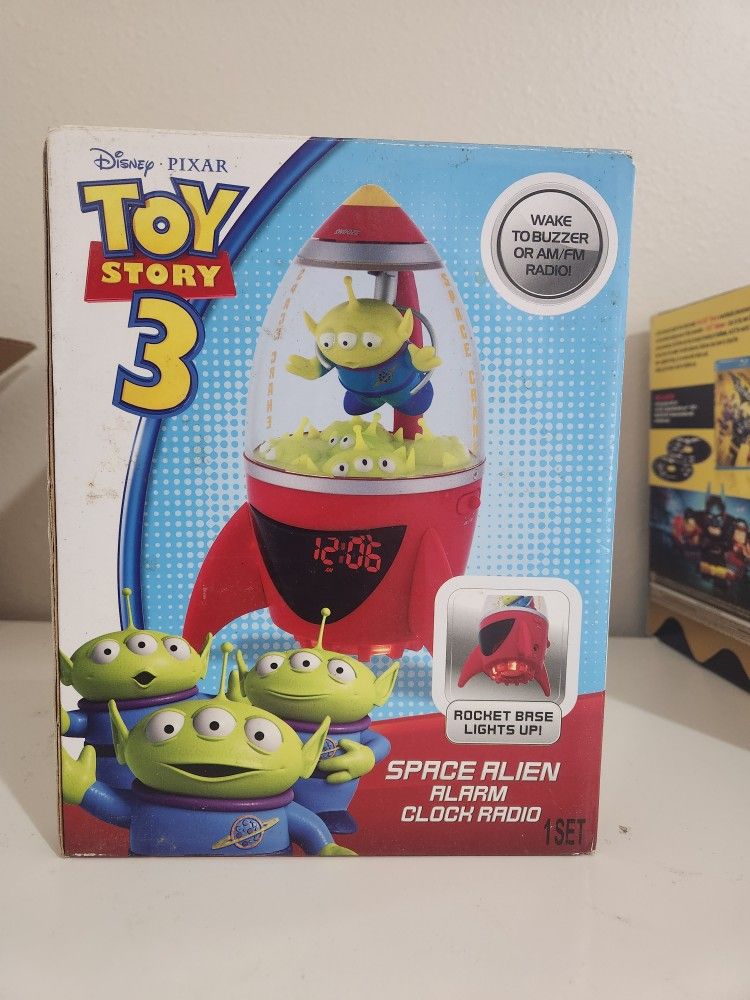 Toy Story 3 Space Alien Alarm Clock With Radio Rocket Base Little Green Men RARE.