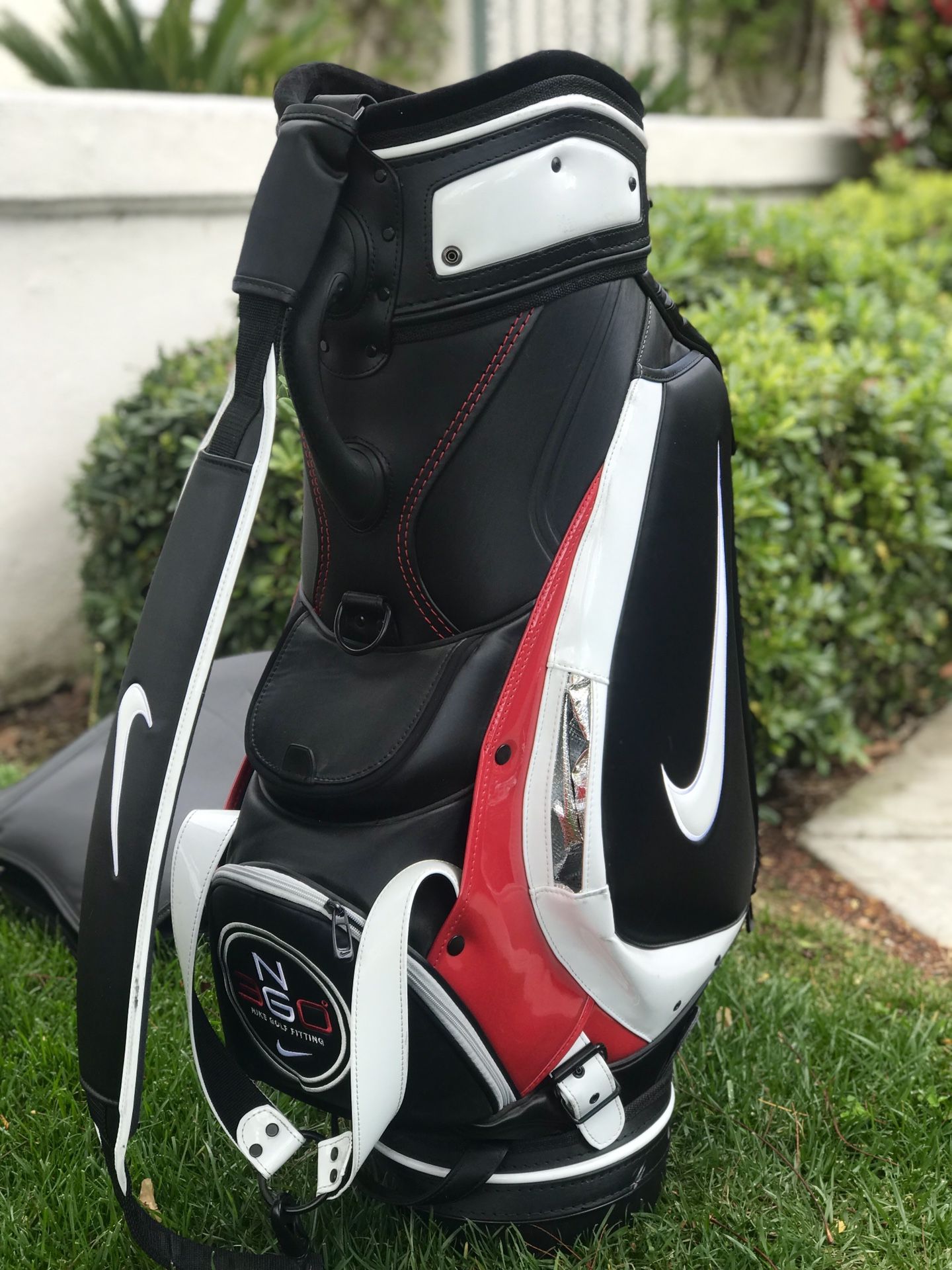 nederlaag Antibiotica Toeval Rare - NIKE GOLF Limited Edition NG 360 Fitting Black/White/Red Staff Bag  for Sale in Chula Vista, CA - OfferUp