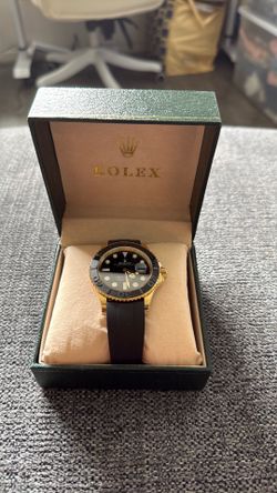Nice watch Preowned only used couple of times looks great