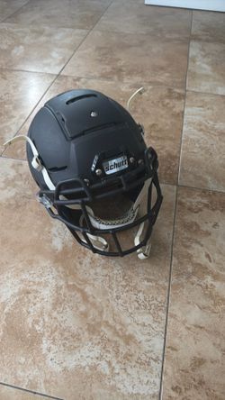 Schutt F7 Football Helmet Size Medium - Like New