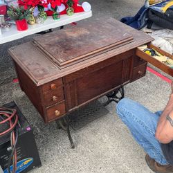 Damascus Brand Sewing Machine 