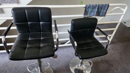 2 adjustable stools