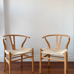 Set of 2 Wishbone Style Chairs – Solid Wood & Woven Seat