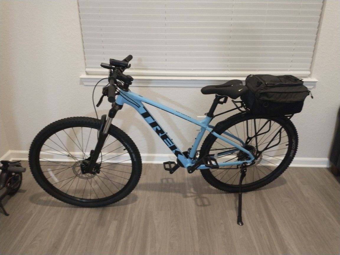 Never Used Medium Trek Marlin 5 Mountain Bike