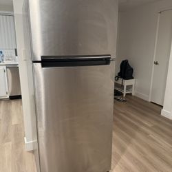 Whirlpool - 18 Cu. Ft. Wide Refrigerator Compatible With The EZ Connect Icemaker Kit - Stainless Steel