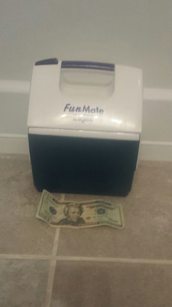 Vintage Igloo Fun Mate hard mini cooler