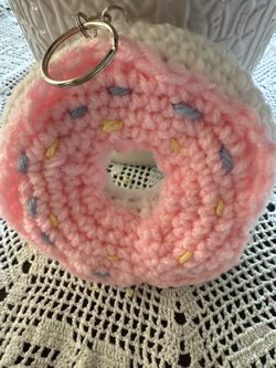 “Handmade crochet donut keychain – cute and perfect for your keys or bag!”