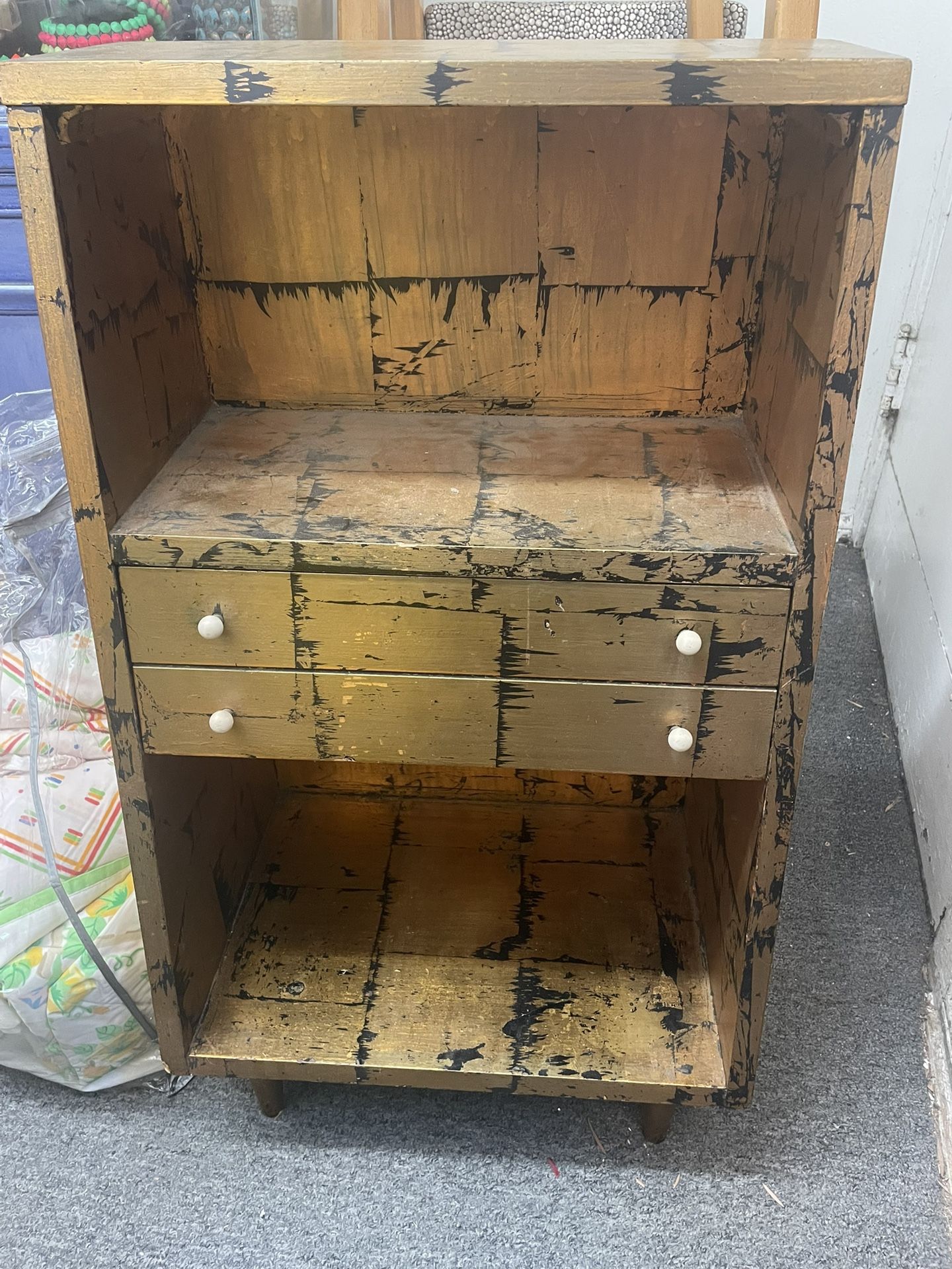 End table In Gold Black With White Knob