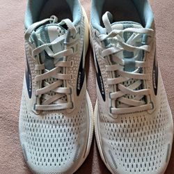 BROOKS CHOSTSIZE 8.5. Light Bluetooth DNA SOFT.  DESIGNED IN SEATTLE 