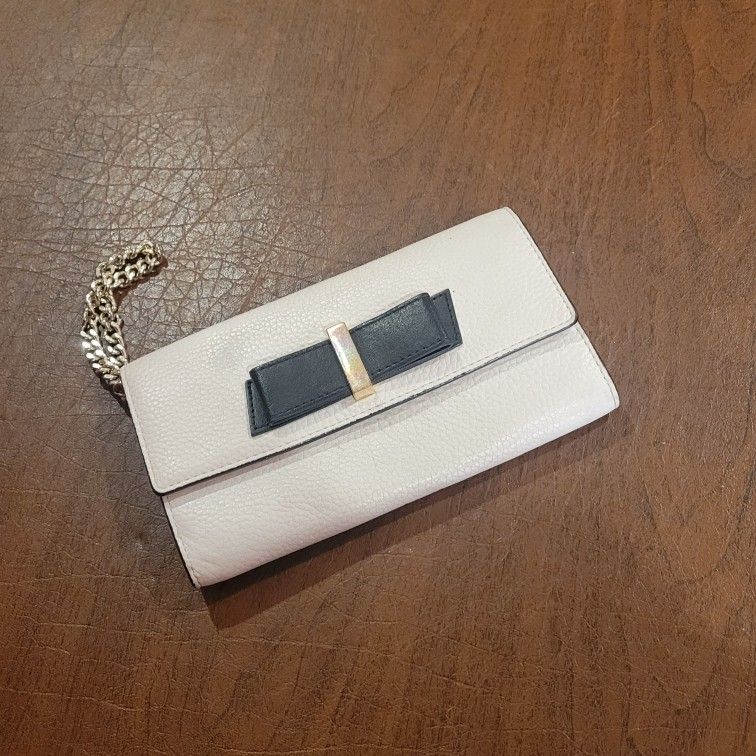 Kate Spade Black Bow OfF Whte Leather Wallet Wristlet. Pre-owned, good
shape, no rips or cuts