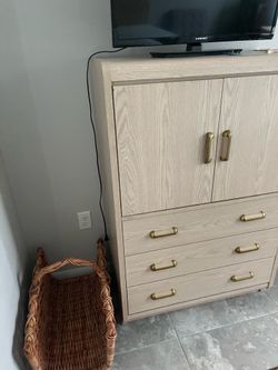 Standing dresser
